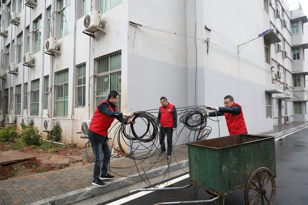 創文(wén)在行動：衡陽幼兒師專開展校園包路段衛生清掃志(zhì)願者活動