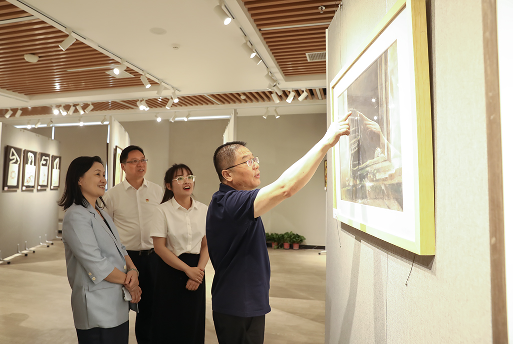 衡陽幼兒師專藝術系舉行“以學(xué)促幹 藝心向黨”主題作(zuò)品展