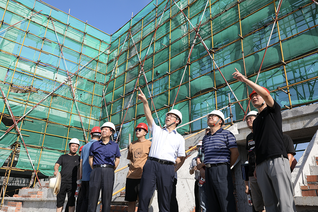 校領導深入學(xué)校基建項目施工(gōng)現場檢查指導工(gōng)作(zuò)